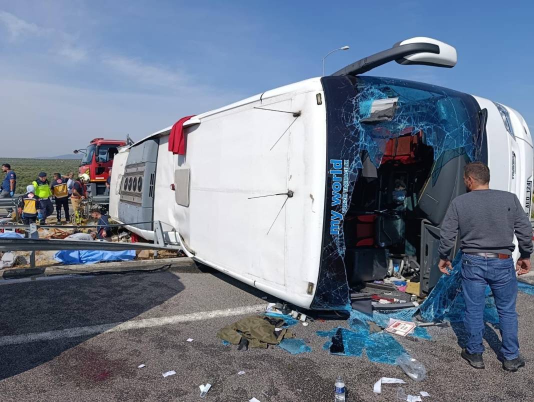 Son dakika! Manisa'da yolcu otobüsü ve TIR çarpıştı: Çok sayıda ölü var 2